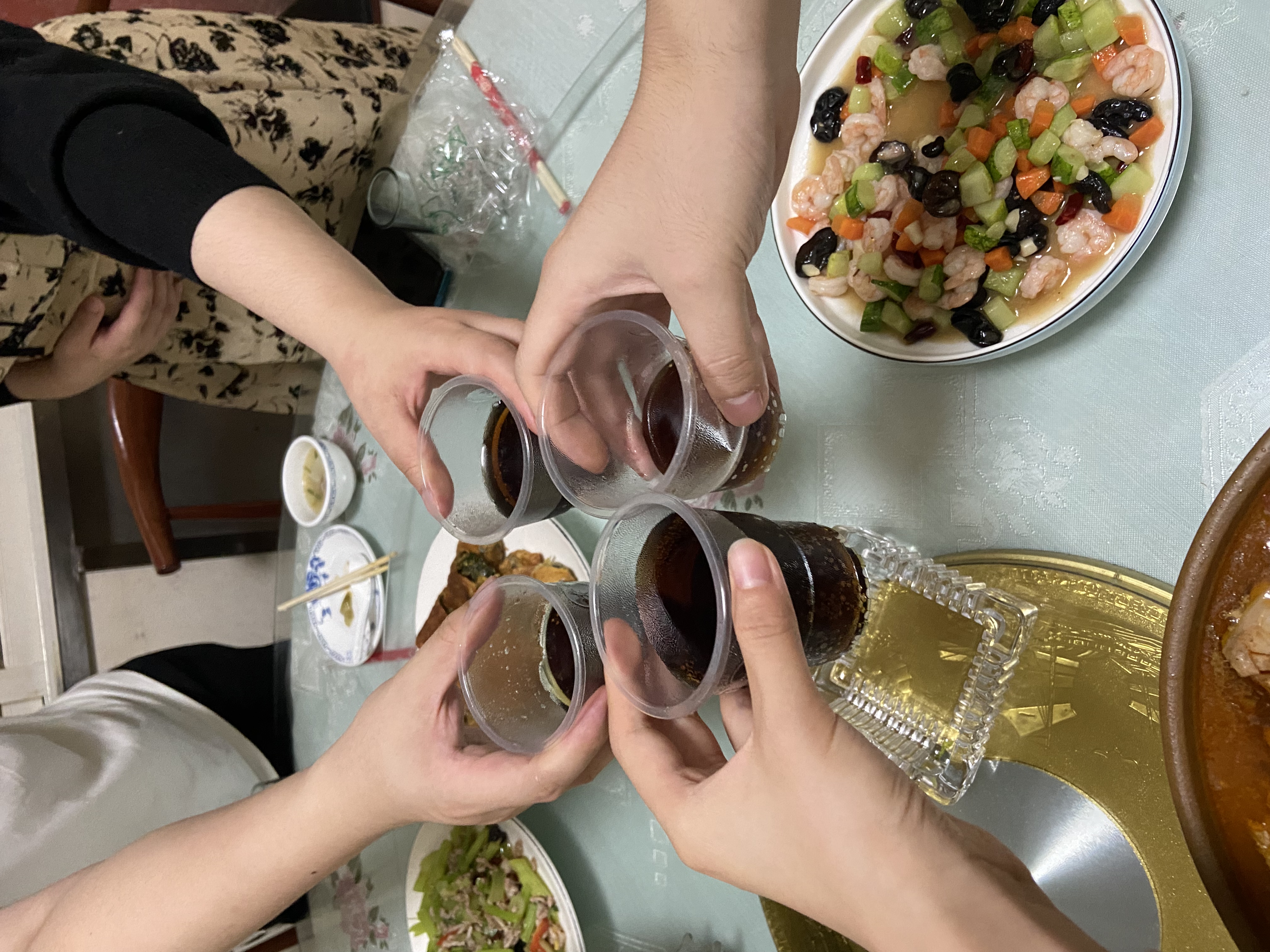 桶鲜鱼饭店举杯.jpg 桶鲜鱼饭店举杯.jpg