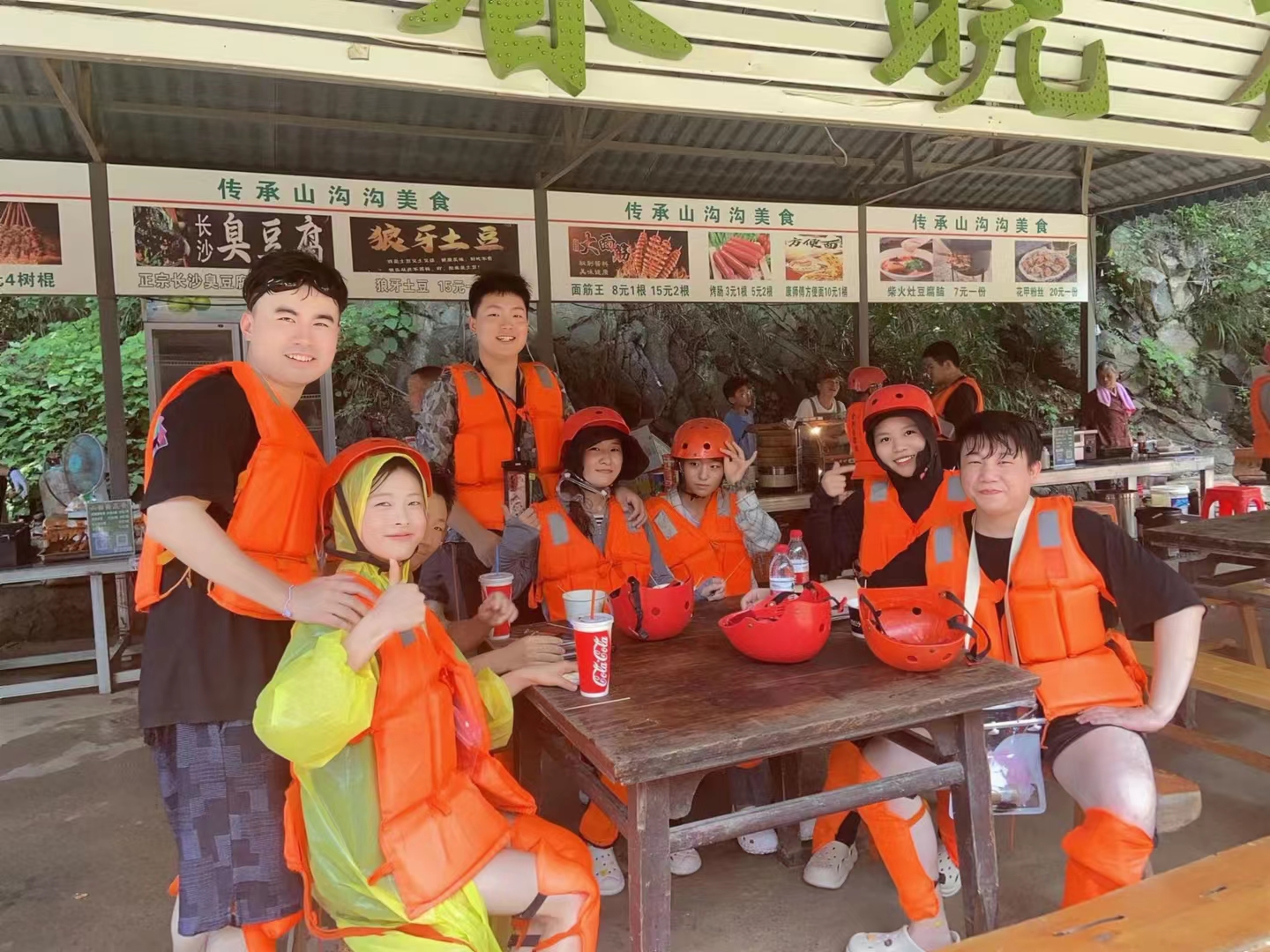 漂流小吃店合影.jpg 漂流小吃店合影.jpg